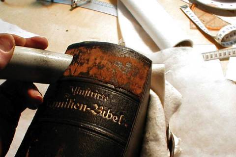 Bibelrestauration - Bild: A4