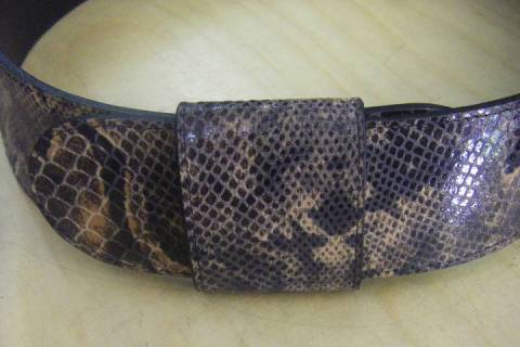 Damenkalbledergürtel mit Schlangenprägung - Bild: Lederfarbe-Schwarz-Silber_1