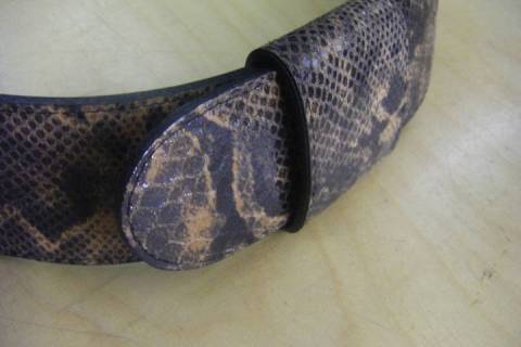 Damenkalblederg&uuml;rtel mit Schlangenpr&auml;gung - Bild: A2