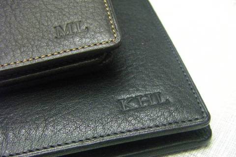 Initialen Praegung auf Brieftaschen - Bild: A1