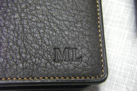 Initialen Praegung auf Brieftaschen - Bild: A2