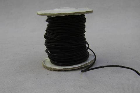 Kängurulederband schwarz 1 mm