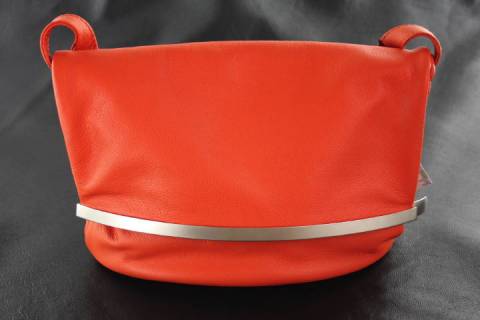 Lederhantaschen mit Zierb&uuml;gelverschluss - Bild: A2