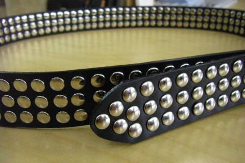 Sonderanfertigungen Lederg&uuml;rtel mit Nieten - Bild: A1