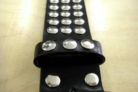 Sonderanfertigungen Lederg&uuml;rtel mit Nieten - Bild: A6