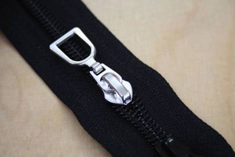 YKK Rei&szlig;verschluss - Schieber Silber 5 mm - Bild: A2