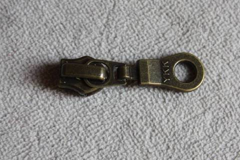 YKK Rei&szlig;verschluss - Schieber Altmessing 5 mm - Bild: A2