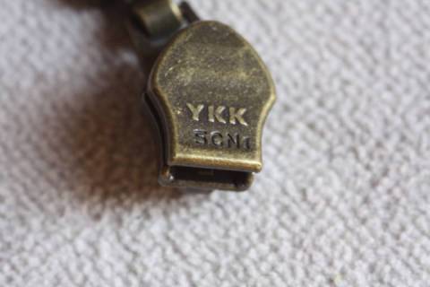 YKK Rei&szlig;verschluss - Schieber Altmessing 5 mm - Bild: A4